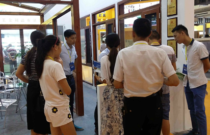 那么在展會現(xiàn)場我們應(yīng)該注意什么？