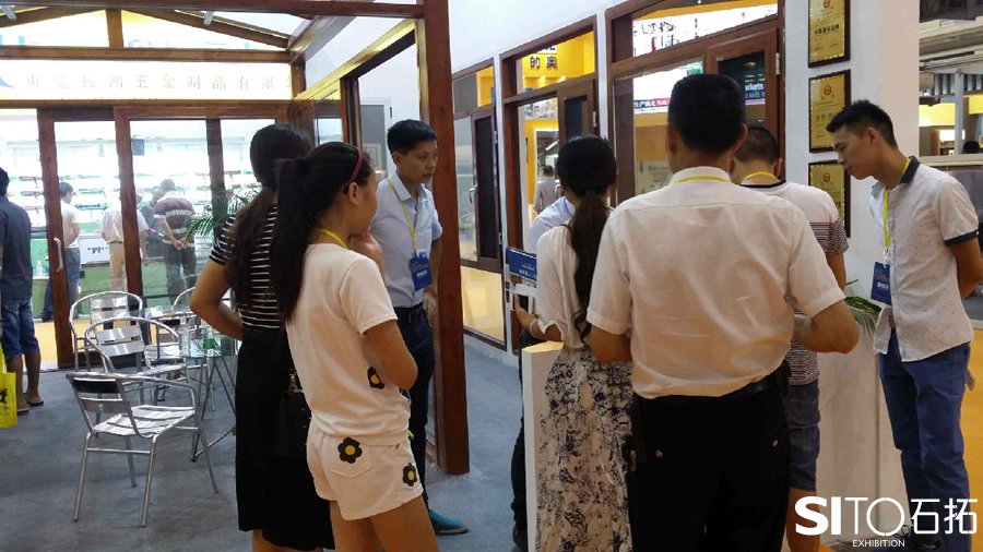 那么在展會現(xiàn)場我們應該注意什么？